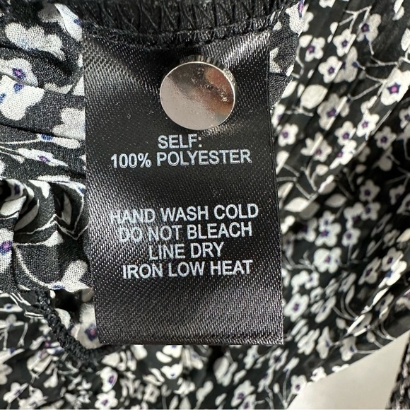 Lulus Pen Pal Black and White Floral Print Pleated Crop Top
Blouse Size Small - Picture 6 of 12